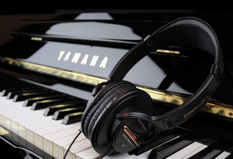 Yamaha 靜音鋼琴、傳統 U1 定電鋼琴？夜間練習實測思路